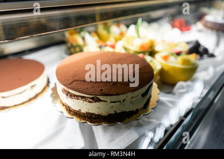Tiramisu Kuchen. Showcase Desserts in einem italienischen Café oder Trattoria. Vielzahl von Kuchen auf dem Display. Stockfoto