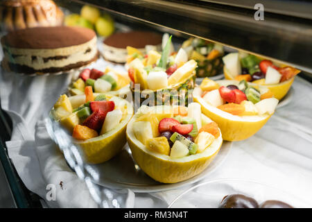 Nachtisch frisches Obst.. Showcase Desserts in einem italienischen Café oder Trattoria. Vielzahl von Kuchen auf dem Display. Stockfoto