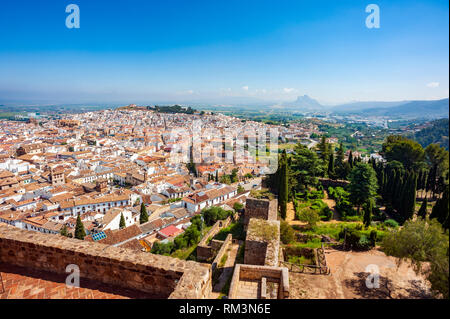 Ein Blick über Antequera von den Wällen der Alcazaba, oder maurische Festung, Andalusien, Spanien. Seit der Bronzezeit, Antequera war römisch, t Bewohnt Stockfoto
