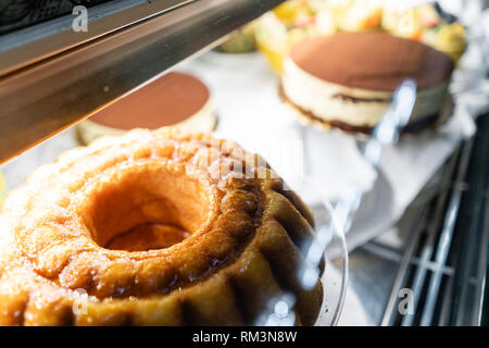 Rum Kuchen. Showcase Desserts in einem italienischen Café oder Trattoria. Vielzahl von Kuchen auf dem Display. Stockfoto