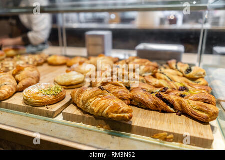 Croissant, Puffs und andere Backwaren. Showcase Desserts in einem italienischen Café oder Trattoria. Vielzahl von Kuchen auf dem Display. Stockfoto