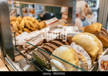 Brötchen, Kuchen, Kekse und andere Backwaren. Showcase Desserts in einem italienischen Café oder Trattoria. Vielzahl von Kuchen auf dem Display. Stockfoto