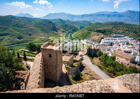 Einen Blick auf die Stadtmauer und die umliegende Landschaft von der Alcazaba, oder maurische Festung, in Antequera, Andalusien, Spanien. Seit der Bronzezeit bewohnt Stockfoto