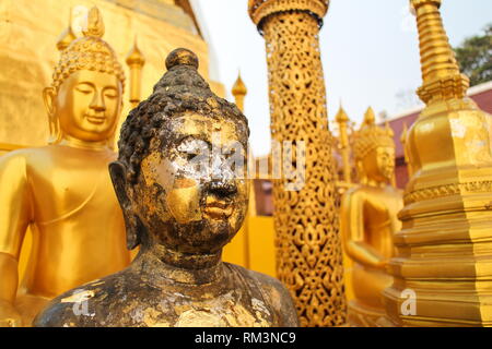 Angesichts der Statue Buddha in der Nähe von Wat Phra That Cho Hae, der Siamesische Tempel in Phrae, Thailand. Stockfoto