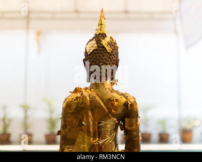 Goldenen Platten auf der Rückseite des Buddha Statue Am thailändischen Tempel in Lampang, Thailand. Stockfoto