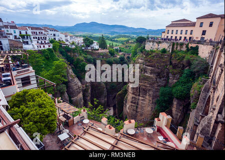 Restaurants und Cafés mit Blick auf die Schlucht El Tajo in Ronda, ein Erbe der Stadt und beliebtes Ausflugsziel in Andalusien, Spanien. Stockfoto