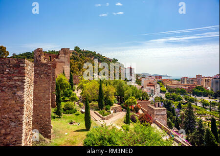 Ein Blick über die maurische Festung Alcazaba gebaut in Malaga, Andalusien, Spanien. Die Alcazaba wurde durch die Hammudid Dynastie im frühen 11. Jahrhundert gebaut. Stockfoto