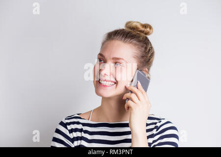 Glückliche Frau Telefon sprechen. Gesicht mit toothy Lächeln, über weißen Hintergrund mit Kopie Raum isoliert. Ausdrucksstarke Mimik Stockfoto