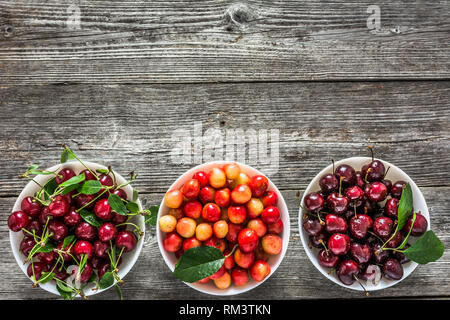 Auswahl an Obst. Schalen mit frischen Kirschen. Rot süße kirsche frucht, Ansicht von oben. Stockfoto