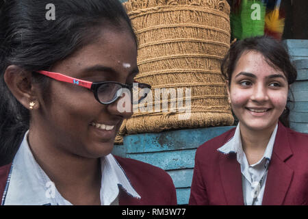 Kolkata, West Bengal Board of Secondary Education, wird in 10 Tagen abgeschlossen sein. 22 Feb, 2019. Die Schüler warten auf die West Bengalen Madhyamik Prüfungen ausserhalb der Prüfungszentrum in Kolkata, Indien, Feb.12, 2019 zu starten. Die Prüfung der von West Bengal Board of Secondary Education durchgeführt, werden in 10 Tagen abgeschlossen sein, endet am Feb 22, 2019. Credit: Stringer/Xinhua/Alamy leben Nachrichten Stockfoto