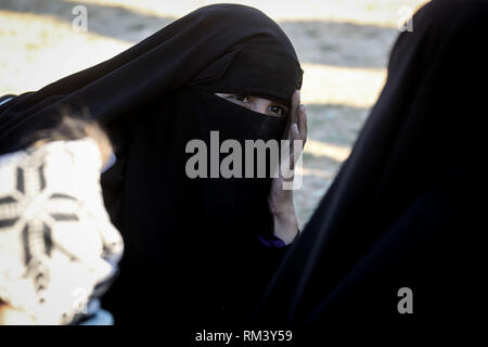 Deir Ezzor, Syrien. 12 Feb, 2019. Frauen nehmen einen Rest als Zivilisten der islamische Staat fliehen - statt Dorf Baghouz im östlichen syrischen Provinz von Deir Ezzor. Mehr als 1.500 Menschen haben im vergangenen pocket Islamischen Staat im östlichen Syrien in den letzten 48 Stunden Links zu fliehen, die Schlacht zwischen den Kämpfern der syrischen Demokratischen Kräfte (SDF), einer von den USA unterstützten Kurdischen-Gruppe führte, und der Islamischen Staat. Credit: Aboud Hamam/dpa/Alamy leben Nachrichten Stockfoto