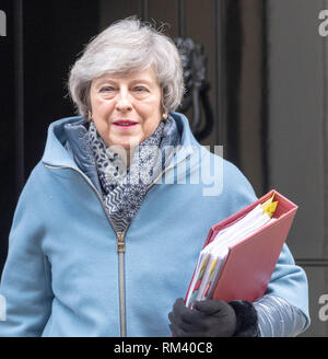 London, Großbritannien. 13. Februar 2019, Theresa May MP PC, Premierminister Blätter 10 Downing Street, London, UK. Credit: Ian Davidson/Alamy leben Nachrichten Stockfoto