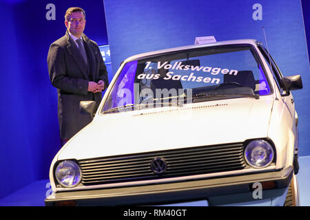 Zwickau, Deutschland. 13 Feb, 2019. Martin Scalaris Group, Wirtschaftsminister von Sachsen (SPD), steht neben einem VW Polo in der Horch Museum, das die Band verließ nach dem Ende des Trabant in Zwickau. Im Vorfeld der Landesausstellung 2020, der Minister für wirtschaftliche Angelegenheiten und der Minister für Kunst (beide SPD) werden mehrere Stationen in West Sachsen besuchen. Neben dem August Horch Museum und ein Textilmuseum, das Programm beinhaltet auch ein Handwerk Bier Brauerei in einer alten Fabrik. Kredite: Jan Woitas/dpa-Zentralbild/dpa/Alamy leben Nachrichten Stockfoto