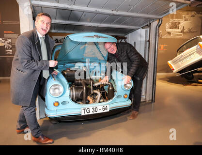 Zwickau, Deutschland. 13 Feb, 2019. Martin Scalaris Group, Wirtschaftsminister von Sachsen (SPD, l), und Wolfgang Kießling, Vorsitzender des Inter Trab Association, Fachsimpeln über die Umwandlung des Lufteinlass eines Trabis auf Winterbetrieb in der Horch Museum. Im Vorfeld der Landesausstellung 2020, der Minister für wirtschaftliche Angelegenheiten und der Minister für Kunst (beide SPD) werden mehrere Stationen in West Sachsen besuchen. Neben dem August Horch Museum und ein Textilmuseum, das Programm beinhaltet auch ein Handwerk Bier Brauerei in einer alten Fabrik. Kredite: Jan Woitas/dpa-Zentralbild/dpa/Alamy leben Nachrichten Stockfoto
