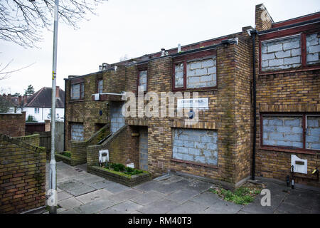 London, Großbritannien. 12. Februar, 2019. Die cressingham Gärten Estate, erbaut zwischen 1967-1979, ist ein hoher Dichte flaches Anwesen von 306 gemischte Wohneinheiten am südlichen Rande des Brockwell Park in Lambeth, von denen rund 200 sind soziale Mieten oder vorübergehende Unterkunft Wohnungen. Von Architekten unter der Leitung von Edward Hollamby konzipiert ist ein Kindergarten und eine Unterkunft für behinderte Bewohner zu gehören, es ist seit langem der architektonischen Wert betrachtet worden und ist beliebt bei seinen Bewohnern, eine florierende und langjährige gemischte Gemeinschaft. Credit: Mark Kerrison/Alamy leben Nachrichten Stockfoto