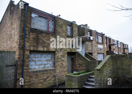 London, Großbritannien. 12. Februar, 2019. Die cressingham Gärten Estate, erbaut zwischen 1967-1979, ist ein hoher Dichte flaches Anwesen von 306 gemischte Wohneinheiten am südlichen Rande des Brockwell Park in Lambeth, von denen rund 200 sind soziale Mieten oder vorübergehende Unterkunft Wohnungen. Von Architekten unter der Leitung von Edward Hollamby konzipiert ist ein Kindergarten und eine Unterkunft für behinderte Bewohner zu gehören, es ist seit langem der architektonischen Wert betrachtet worden und ist beliebt bei seinen Bewohnern, eine florierende und langjährige gemischte Gemeinschaft. Credit: Mark Kerrison/Alamy leben Nachrichten Stockfoto