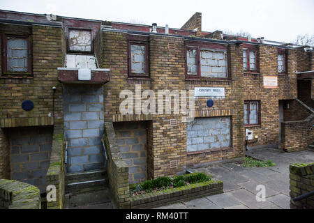 London, Großbritannien. 12. Februar, 2019. Die cressingham Gärten Estate, erbaut zwischen 1967-1979, ist ein hoher Dichte flaches Anwesen von 306 gemischte Wohneinheiten am südlichen Rande des Brockwell Park in Lambeth, von denen rund 200 sind soziale Mieten oder vorübergehende Unterkunft Wohnungen. Von Architekten unter der Leitung von Edward Hollamby konzipiert ist ein Kindergarten und eine Unterkunft für behinderte Bewohner zu gehören, es ist seit langem der architektonischen Wert betrachtet worden und ist beliebt bei seinen Bewohnern, eine florierende und langjährige gemischte Gemeinschaft. Credit: Mark Kerrison/Alamy leben Nachrichten Stockfoto