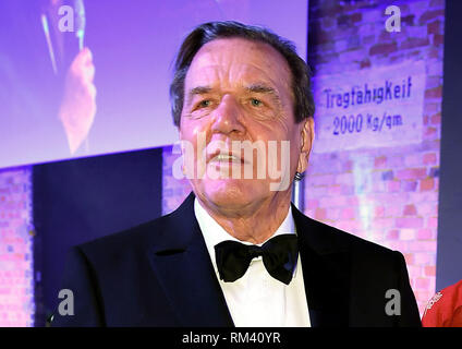 Berlin, Deutschland. 11 Feb, 2019. Der ehemalige deutsche Bundeskanzler Gerhard Schröder (SPD) ist auf der "Cinema for Peace Gala" im Westhafen Event & Convention Center. Quelle: Britta Pedersen/dpa/Alamy leben Nachrichten Stockfoto