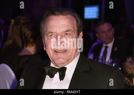 Berlin, Deutschland. 11 Feb, 2019. Der ehemalige deutsche Bundeskanzler Gerhard Schröder (SPD) ist auf der "Cinema for Peace Gala" im Westhafen Event & Convention Center. Quelle: Britta Pedersen/dpa/Alamy leben Nachrichten Stockfoto