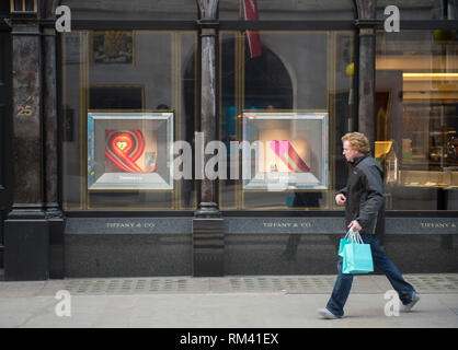 Mayfair, London, Großbritannien. 13. Februar, 2019. Dezente Herzen dekorieren Tiffany & Co windows für Valentines Tag in der Bond Street, im Herzen von Einkaufszentrum in der Hauptstadt. Credit: Malcolm Park/Alamy Leben Nachrichten. Stockfoto