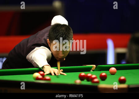 Cardiff, Großbritannien. 12 Feb, 2019. Zhao Xintong während seiner Runde 1 Spiel gegen Jackson Seite von Wales. Welsh Open Snooker, Tag 2 Am Motorpoint Arena in Cardifft, South Wales am Dienstag, 12. Februar 2019. pic von der Credit: Andrew Obstgarten/Alamy leben Nachrichten Stockfoto