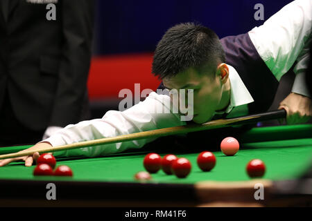 Cardiff, Großbritannien. 12 Feb, 2019. Zhao Xintong während seiner Runde 1 Spiel gegen Jackson Seite von Wales. Welsh Open Snooker, Tag 2 Am Motorpoint Arena in Cardifft, South Wales am Dienstag, 12. Februar 2019. pic von der Credit: Andrew Obstgarten/Alamy leben Nachrichten Stockfoto