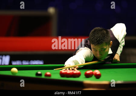 Cardiff, Großbritannien. 12 Feb, 2019. Zhao Xintong während seiner Runde 1 Spiel gegen Jackson Seite von Wales. Welsh Open Snooker, Tag 2 Am Motorpoint Arena in Cardifft, South Wales am Dienstag, 12. Februar 2019. pic von der Credit: Andrew Obstgarten/Alamy leben Nachrichten Stockfoto