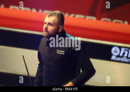 Cardiff, Großbritannien. 12 Feb, 2019. Jackson Seite von Wales während seiner Runde 1 Spiel gegen Zhao Xintong. Welsh Open Snooker, Tag 2 Am Motorpoint Arena in Cardifft, South Wales am Dienstag, 12. Februar 2019. pic von der Credit: Andrew Obstgarten/Alamy leben Nachrichten Stockfoto