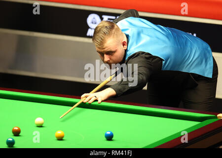 Cardiff, Großbritannien. 12 Feb, 2019. Jackson Seite von Wales während seiner Runde 1 Spiel gegen Zhao Xintong. Welsh Open Snooker, Tag 2 Am Motorpoint Arena in Cardifft, South Wales am Dienstag, 12. Februar 2019. pic von der Credit: Andrew Obstgarten/Alamy leben Nachrichten Stockfoto