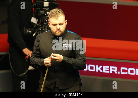 Cardiff, Großbritannien. 12 Feb, 2019. Jackson Seite von Wales während seiner Runde 1 Spiel gegen Zhao Xintong. Welsh Open Snooker, Tag 2 Am Motorpoint Arena in Cardifft, South Wales am Dienstag, 12. Februar 2019. pic von der Credit: Andrew Obstgarten/Alamy leben Nachrichten Stockfoto