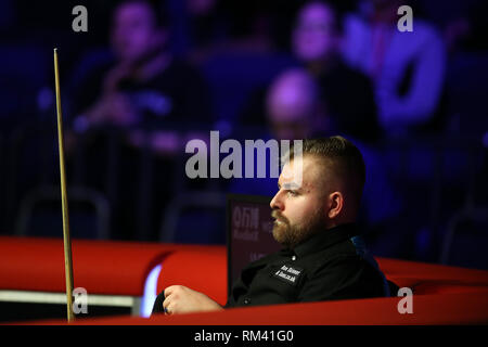 Cardiff, Großbritannien. 12 Feb, 2019. Jackson Seite von Wales während seiner Runde 1 Spiel gegen Zhao Xintong. Welsh Open Snooker, Tag 2 Am Motorpoint Arena in Cardifft, South Wales am Dienstag, 12. Februar 2019. pic von der Credit: Andrew Obstgarten/Alamy leben Nachrichten Stockfoto