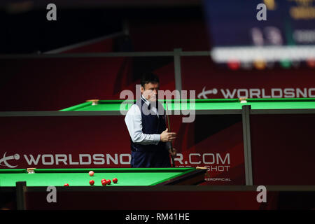 Cardiff, Großbritannien. 12 Feb, 2019. Jimmy White in Aktion. Welsh Open Snooker, Tag 2 Am Motorpoint Arena in Cardifft, South Wales am Dienstag, 12. Februar 2019. pic von der Credit: Andrew Obstgarten/Alamy leben Nachrichten Stockfoto