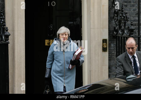 London, Großbritannien. 13 Feb, 2019. Der britische Premierminister Theresa May Blätter 10 Downing Street für Prime Minister's Fragen im Unterhaus in London, Großbritannien, am 13.02.2019. Quelle: Tim Irland/Xinhua/Alamy leben Nachrichten Stockfoto