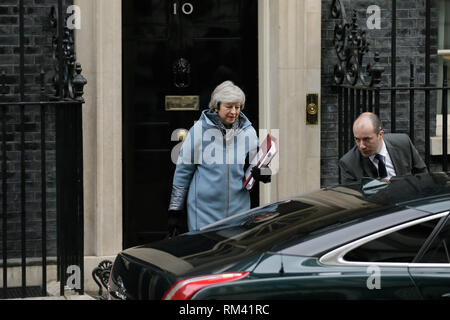 London, Großbritannien. 13 Feb, 2019. Der britische Premierminister Theresa May Blätter 10 Downing Street für Prime Minister's Fragen im Unterhaus in London, Großbritannien, am 13.02.2019. Quelle: Tim Irland/Xinhua/Alamy leben Nachrichten Stockfoto