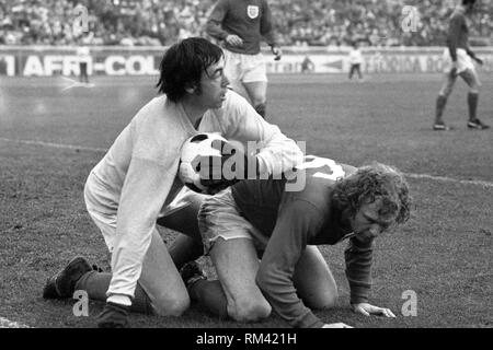 England Gordon BANKS, Torwart, Fußball, Action, Parade, mit Bobby Moore, in eine defensive Action, spielen Deutschland - England 0:0 am 13.05.1972 in Berlin, Â | Nutzung weltweit Stockfoto