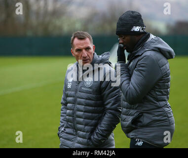 Lennoxtown Training Center, Glasgow, UK. 13 Feb, 2019. Celtic Training vor der Europa League gegen Valencia am 14. Februar; Keltischer Manager Brendan Rodgers Chats mit Trainer Kolo Toure Credit: Aktion plus Sport/Alamy leben Nachrichten Stockfoto