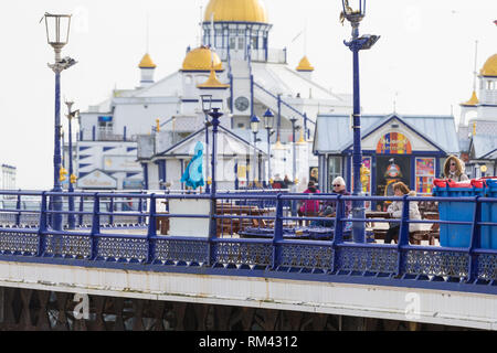 Eastbourne, East Sussex, UK. 13 Feb, 2019. UK Wetter: sonnig Wetter in Eastbourne heute mit Höhen von 10°C. Die Menschen an der Küste von Eastbourne Pier. © Paul Lawrenson 2019, Foto: Paul Lawrenson/Alamy leben Nachrichten Stockfoto
