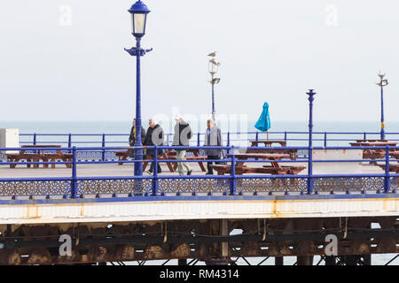 Eastbourne, East Sussex, UK. 13 Feb, 2019. UK Wetter: sonnig Wetter in Eastbourne heute mit Höhen von 10°C. Menschen zu Fuß auf die Eastbourne Pier. © Paul Lawrenson 2019, Foto: Paul Lawrenson/Alamy leben Nachrichten Stockfoto