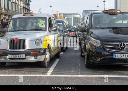 London, Großbritannien. 13. Februar 2019, London, UK. taxi Protest schließt Straßen rund um das Parlament Credit Ian Davidson/Alamy leben Nachrichten Stockfoto