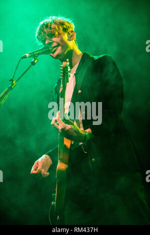 Mailand, Italien. 12 Feb, 2019. Die Englische indie rock Band CIRCA WELLEN führt live auf der Bühne Fabrique öffnen die Show der Wombats. Credit: Rodolfo Sassano/Alamy leben Nachrichten Stockfoto