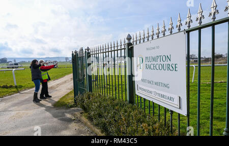 Brighton, UK. 13 Feb, 2019. Börsenspekulanten kommen als Racing ist zurück wieder an Plumpton Racecourse in Sussex nach den jüngsten Aussetzung der Pferderennen in Großbritannien wegen eines Ausbruchs der Equine Grippe: Simon Dack/Alamy leben Nachrichten Stockfoto