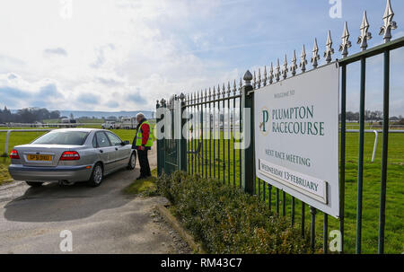 Brighton, UK. 13 Feb, 2019. Börsenspekulanten kommen als Racing ist zurück wieder an Plumpton Racecourse in Sussex nach den jüngsten Aussetzung der Pferderennen in Großbritannien wegen eines Ausbruchs der Equine Grippe: Simon Dack/Alamy leben Nachrichten Stockfoto