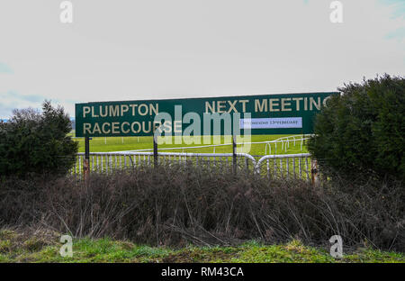 Brighton, UK. 13 Feb, 2019. Horse Racing wieder an Plumpton Racecourse in Sussex nach den jüngsten Aussetzung der Pferderennen in Großbritannien wegen eines Ausbruchs der Equine Grippe: Simon Dack/Alamy leben Nachrichten Stockfoto