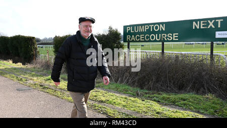 Brighton, UK. 13 Feb, 2019. Börsenspekulant Pat Bolton genießt Racing wird wieder an Plumpton Racecourse in Sussex nach den jüngsten Aussetzung der Pferderennen in Großbritannien wegen eines Ausbruchs der Equine Grippe: Simon Dack/Alamy leben Nachrichten Stockfoto