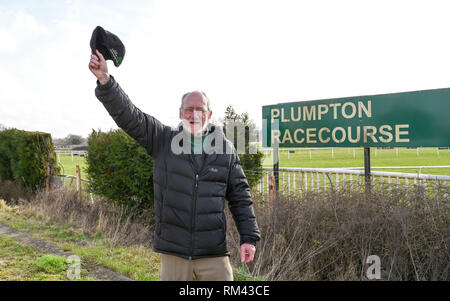 Brighton, UK. 13 Feb, 2019. Börsenspekulant Pat Bolton genießt Racing wird wieder an Plumpton Racecourse in Sussex nach den jüngsten Aussetzung der Pferderennen in Großbritannien wegen eines Ausbruchs der Equine Grippe: Simon Dack/Alamy leben Nachrichten Stockfoto