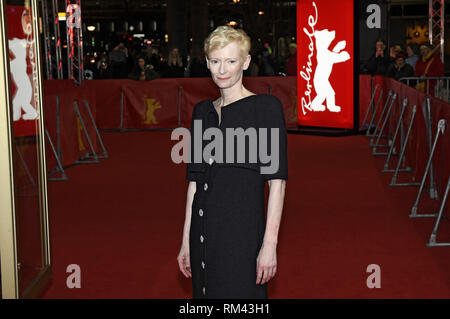 Berlin, Deutschland. 12 Feb, 2019. Tilda Swinton die Teilnahme an der "Souvenir" Premiere auf der 69. Internationalen Filmfestspiele Berlin/Berlinale 2019 im Zoo Palast am Februar 12, 2019 in Berlin, Deutschland. | Verwendung der weltweiten Kredit: dpa/Alamy leben Nachrichten Stockfoto