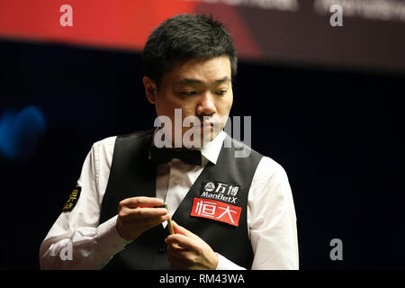 Cardiff, Großbritannien. 13 Feb, 2019. Ding Junhui Chinas während seiner 2. runde Spiel gegen Oliver Linien. Welsh Open Snooker, Tag 3 Am Motorpoint Arena in Cardifft, South Wales am Mittwoch, 13. Februar 2019. pic von der Credit: Andrew Obstgarten/Alamy leben Nachrichten Stockfoto