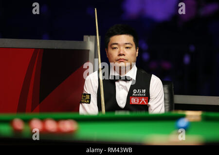 Cardiff, Großbritannien. 13 Feb, 2019. Ding Junhui Chinas während seiner 2. runde Spiel gegen Oliver Linien. Welsh Open Snooker, Tag 3 Am Motorpoint Arena in Cardifft, South Wales am Mittwoch, 13. Februar 2019. pic von der Credit: Andrew Obstgarten/Alamy leben Nachrichten Stockfoto