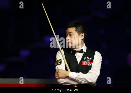 Cardiff, Großbritannien. 13 Feb, 2019. Ding Junhui Chinas während seiner 2. runde Spiel gegen Oliver Linien. Welsh Open Snooker, Tag 3 Am Motorpoint Arena in Cardifft, South Wales am Mittwoch, 13. Februar 2019. pic von der Credit: Andrew Obstgarten/Alamy leben Nachrichten Stockfoto