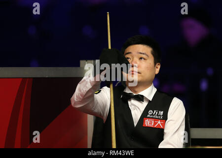 Cardiff, Großbritannien. 13 Feb, 2019. Ding Junhui Chinas während seiner 2. runde Spiel gegen Oliver Linien. Welsh Open Snooker, Tag 3 Am Motorpoint Arena in Cardifft, South Wales am Mittwoch, 13. Februar 2019. pic von der Credit: Andrew Obstgarten/Alamy leben Nachrichten Stockfoto